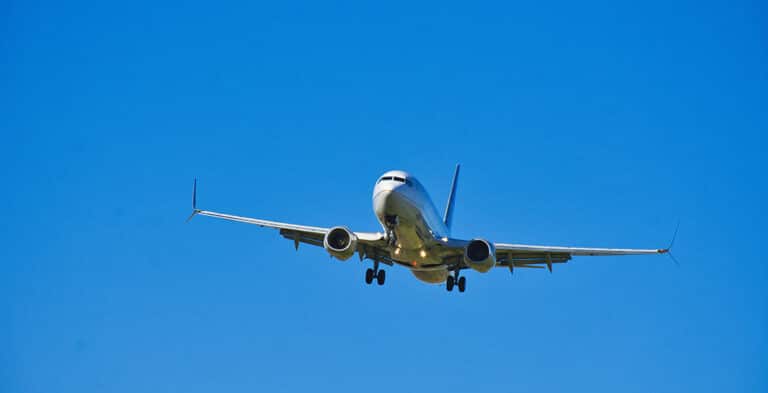 Aeroplane banking with landing gear down