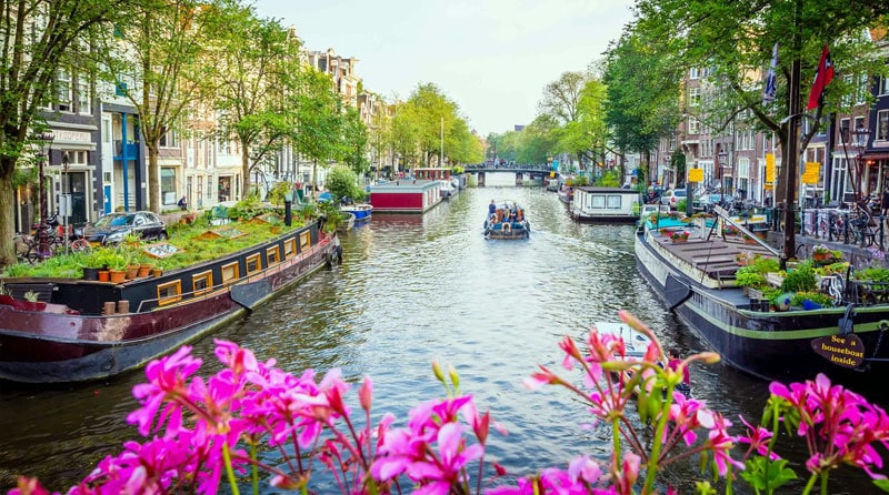 Long shot of Amsterdam canal